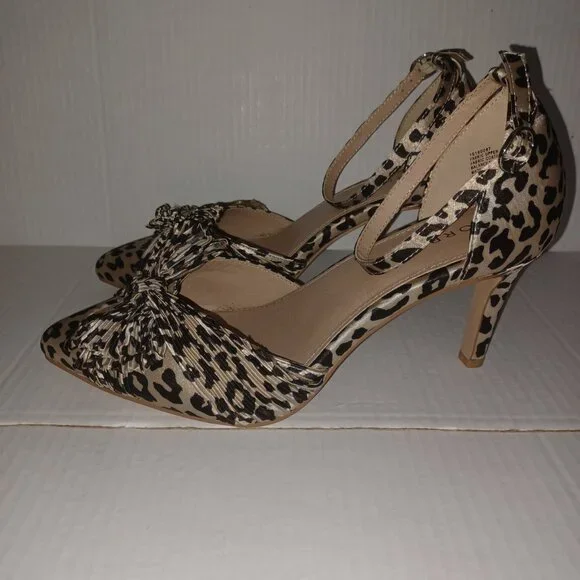TORRID SATIN BOW LEOPARD PUMP SHOES - Picture 9 of 14